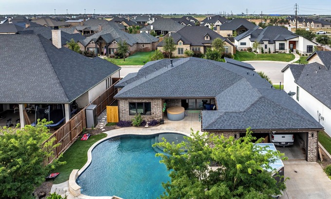 Lubbock House | Lubbock's Modern Oasis Pool/Hot Tub Gorgeous home