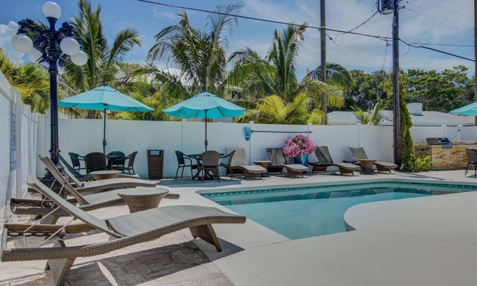 Siesta Key Village Condo | LuLu's Loggerhead Renovated | Walk to Siesta Key Beach | Heated Pool | Beach Gear Included!