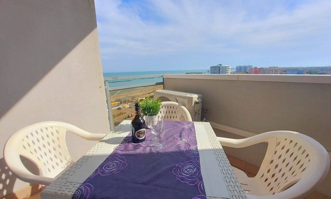 Lido di Pomposa Apartment | Lunch with a breathtaking view! Beachfront apartment in the center of Lido di Pomposa