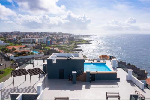 Praia Apartment | Lux 3-BR: Panoramic Sea View & Rooftop Pool
