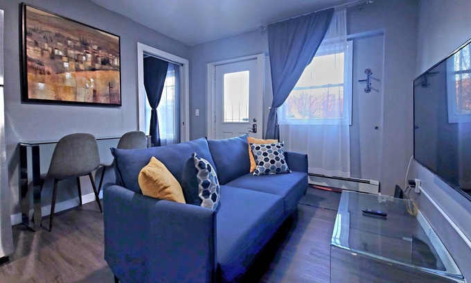 Beacon Apartment | LUX APT King Bed, washer dryer dishwasher.