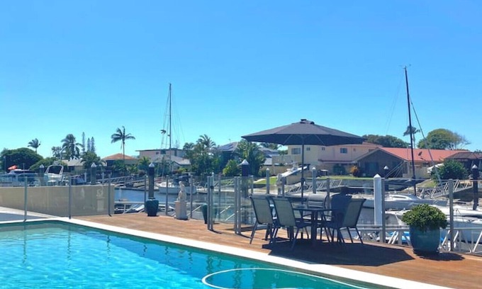 Runaway Bay Apartment | Lux Beds CANAL FRONT Jetty Canoes & 13M Pool