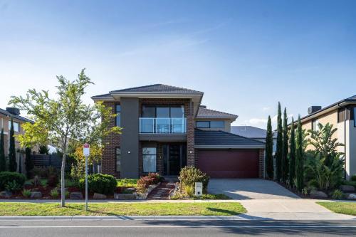 Clyde North House | Lux Clyde North Super Spacious Retreat