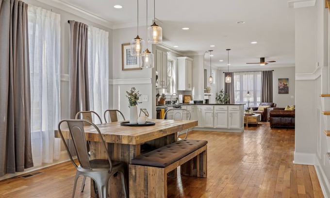 Edgehill House | Lux Home Great Location WALK to Broadway, Honky Tonks, Opry, Music Row, Gulch!