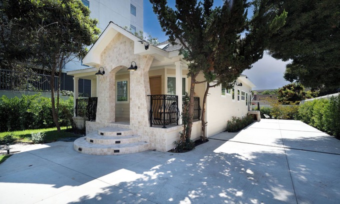 Hollywood House | LUX Marvelous 4-bedroom house in Los Angeles with Private Gate and Patio