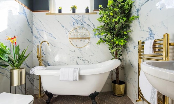 Leyton Apartment | Lux Versace Pad Sleeps 10 Hot Tub, Cinema & Games Room