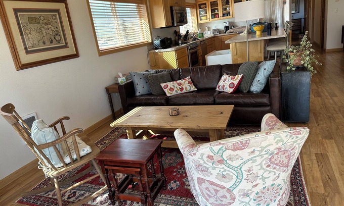 Alfalfa Apartment | Luxe 2-BR Loft apt. on a Flower Farm in fabulous Bend with AC, WiFi, etc.!