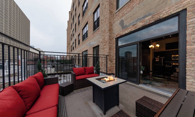 Near South Side Apartment | Luxe 2BR Unit with Gym, Patio, & Skyline Views Near McCormick Place & Lakefront