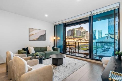 Docklands Apartment | Luxe 3BR CBD Apartment with River Views and Resort Style Amenities