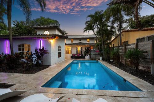 Victoria Park House | Luxe 5BR 4BA I Heated Pool 10 Min to Beach I BBQ