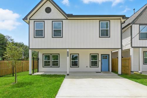 Northeast Houston Apartment | Luxe Brand-New 3 bedroom House Mins To Downtown and IAH