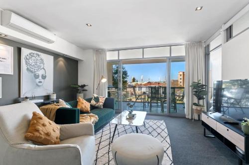 East Perth Apartment | Luxe Chic 3bd Apt City Skyline Views