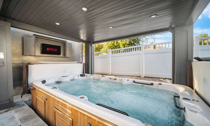 Lindon House | Luxe Family Retreat with Private Pickleball a Large Swim Spa indoor Movie Theatr