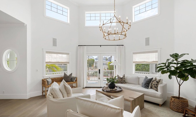 The Strand House | LUXE HOME; pool, hot tub, fire pit, huge 4BR/3.5BTH, very close to BCH & DT MB