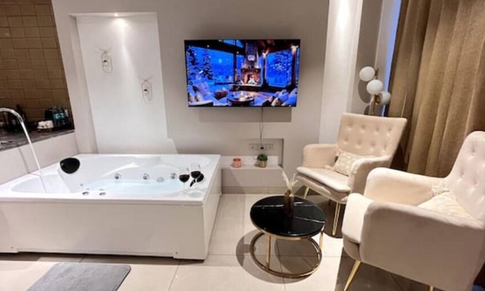 Gurugram Apartment | Luxe Jacuzzi Heaven Heights 12th Patio 2