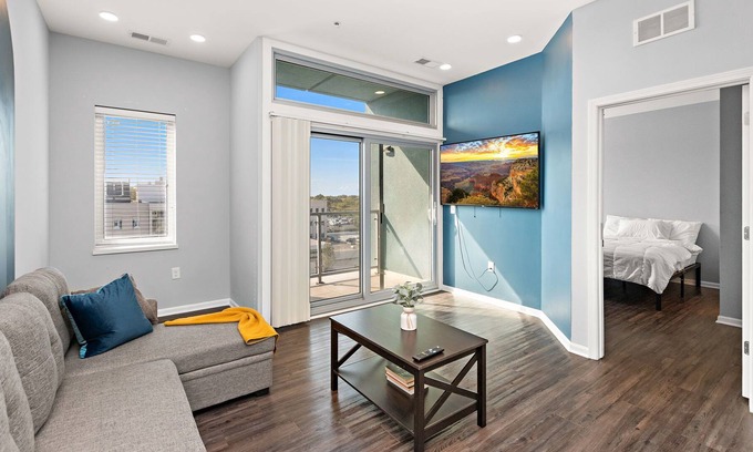 Midtown - Westport Apartment | Luxe Modern Suite - Midtown - Kansas City, MO