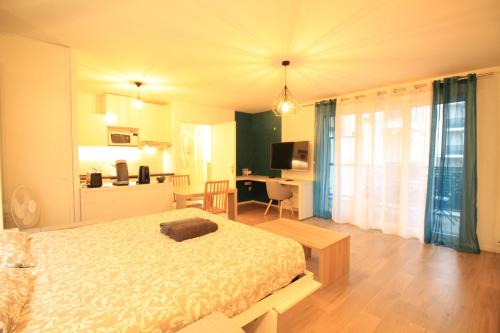 Arpajon Apartment | Luxe Neuf - 8mn pied RER C-Paris-Eiffel Tower, Parking Rue Gratuit, Balcon Privé, Matelas Bultex 160x200, Ascenseur, Hôpital d'Arpajon