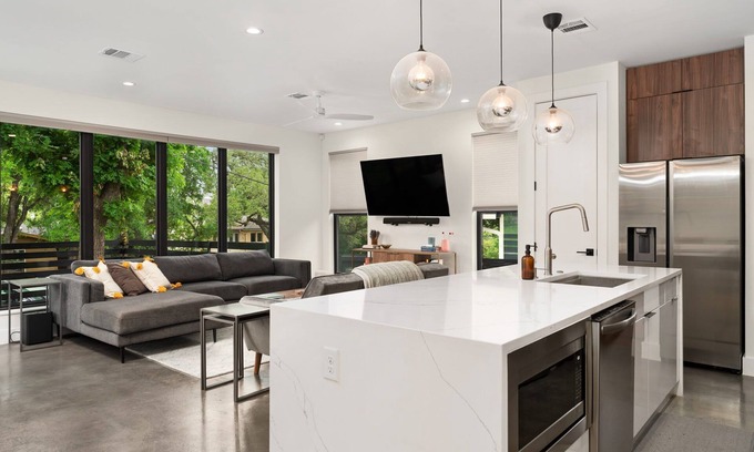 Riverside House | Luxe Riverside House | Skyline Deck+Downtown View