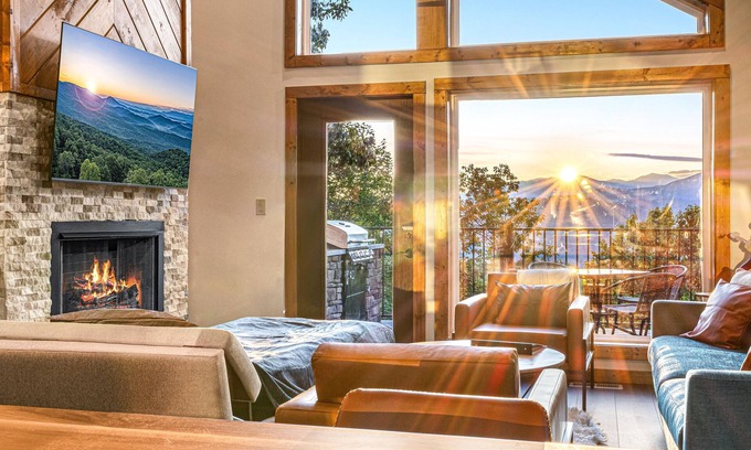 Chalet Village Cabin | Luxe! Scenic Fall Getaway Amazing views Hot Tub EV