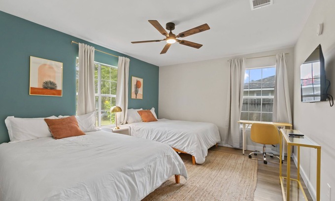 Braeswood Place House | Luxe Spacious 5BR Mansion, 2mins to NRG Stadium, Stays 13, BBQ, Projector, Park