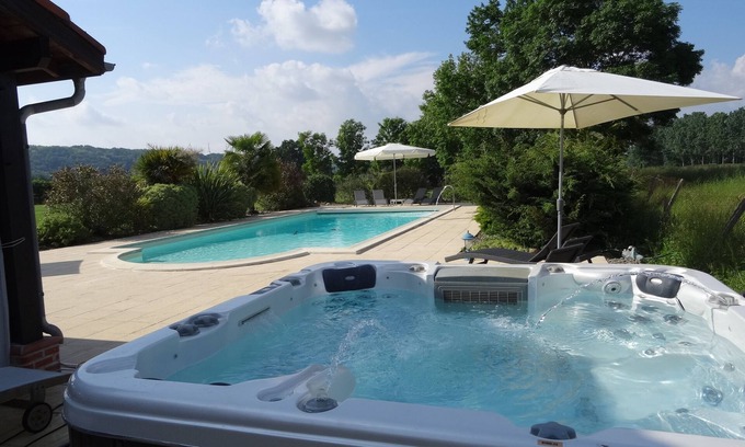 Castelnau-Riviere-Basse Cottage | Luxurious, charming detached 4 star tourisme gite with swimming pool& jacuzzi