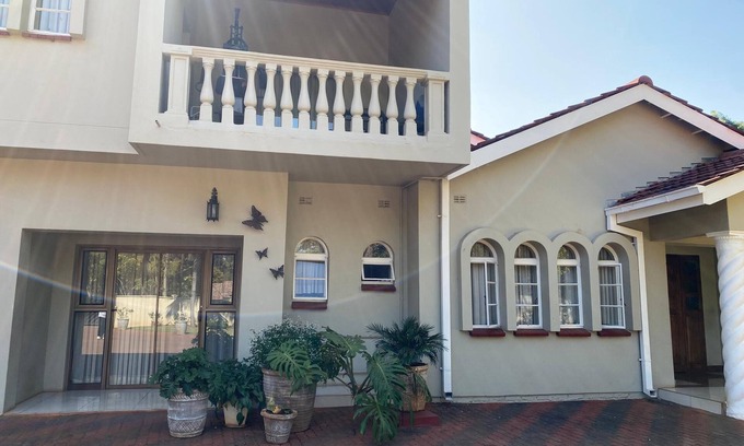 Harare East Apartment | Luxurious 4 bed with pool in Helensvale - 2255