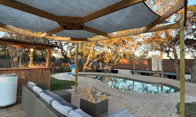 West San Antonio House | luxurious 4-bedroom house with outdoor pool 1 min from seaworld!