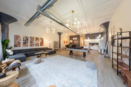 Near South Side Apartment | Luxurious 5BR Suite Perfect for Group of 12 guests with Pool table, Optional Parking and Gym Access Near McCormick Place and Soldier Field