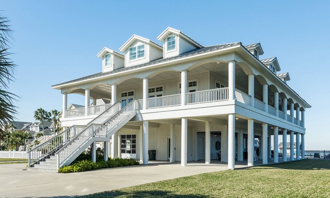 Pirates Cove House | Luxurious All-Suite Bayfront Estate | Infinity Pool, Game Room & Private Dock