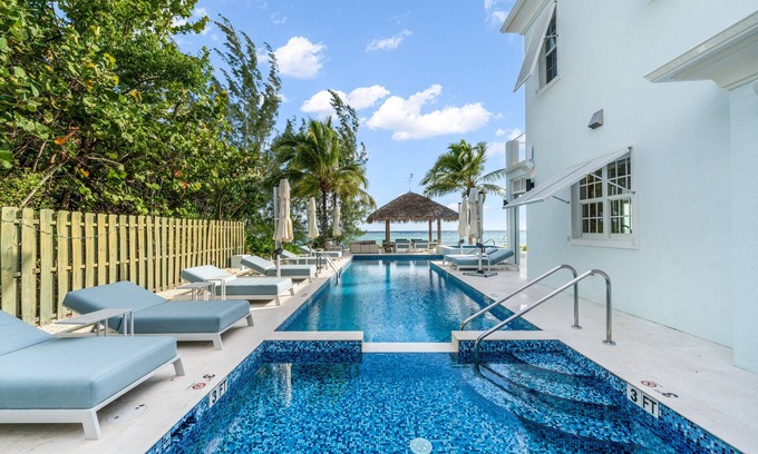 Bodden Town House | Luxurious Beachfront 6-bed House with Guest House- Sleeps up to 21 Guests!