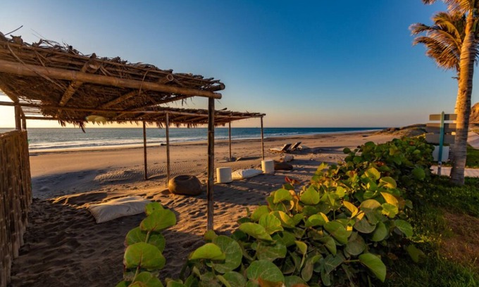 Punta Sal House | Luxurious Beachfront 6-bedroom house with WiFi, AC in brilliant Ñuro