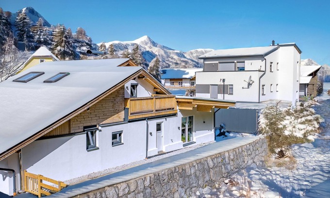 Fieberbrunn House | Luxurious chalet in the centre, ski bus nearby