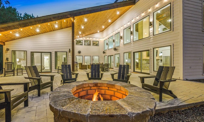 Broken Bow House | Luxurious comfort in beautiful Broken Bow sleeps 18! Fan-cool covered & uncovered patio. Big windows