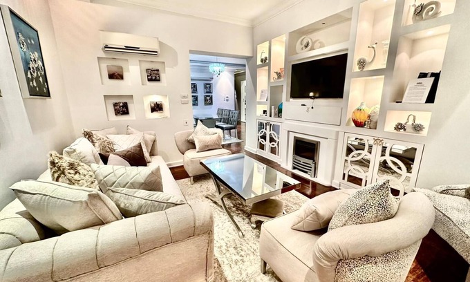 Gezira Apartment | Luxurious & Comfy Zamalek Retreat ~ Central Location ~ King Bed ~ By Nile