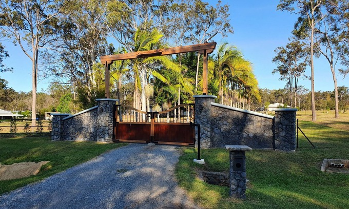Chambers Flat Apartment | Luxurious Countryside Retreat - Visit our acreage property!π