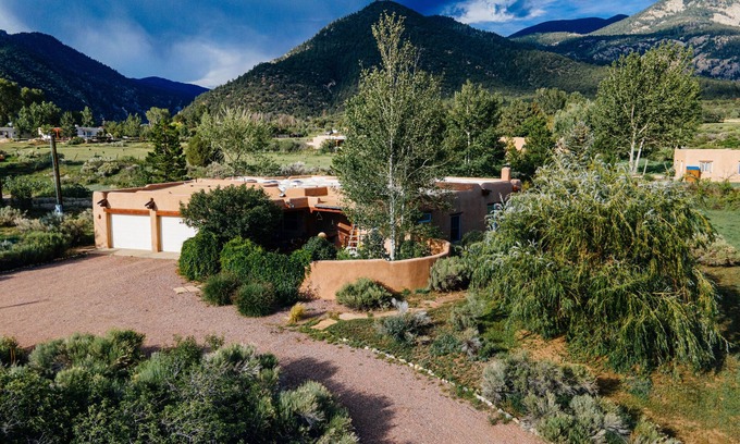 Arroyo Seco House | Luxurious & Cozy Modern Adobe Home. Taos at it's finest. Welcome to Dos Alamos!