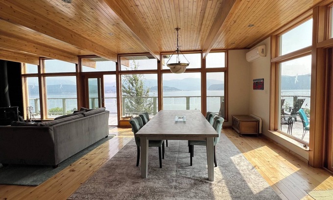 Woody Point House | Luxurious Gros Morne Home Woody Point, close to Tablelands and Green Gardens.n