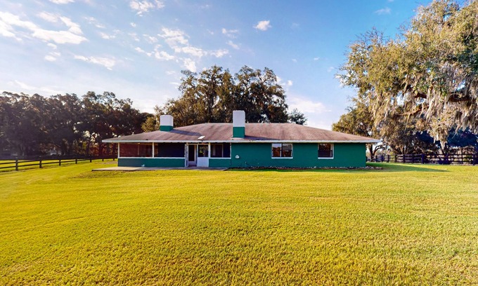 Micanopy House | Luxurious guesthouse with screened porch, central A/C and lake view