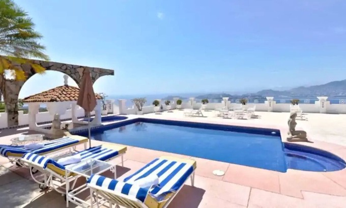 La Condesa House | Luxurious house of "Juan Gabriel" in Acapulco Bay