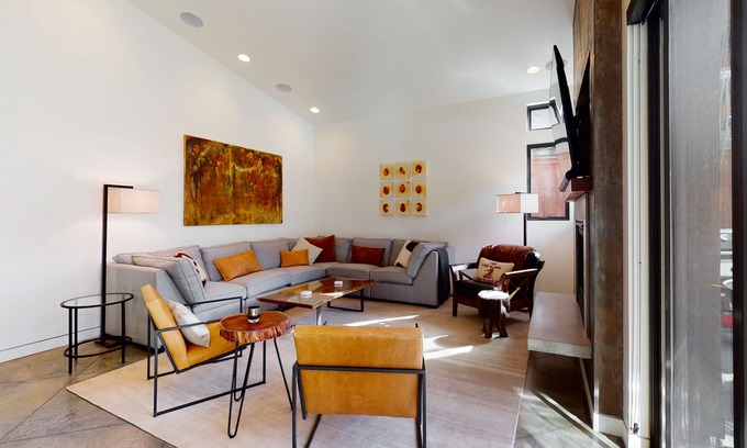 Warm Springs House | Luxurious home with hot tub, indoor/outdoor fireplace & WiFi - great location