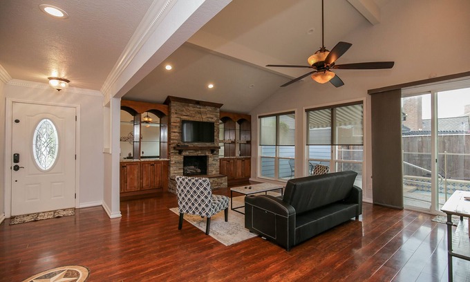 Briarforest House | Luxurious Home with Private Pool - Energy Corridor, Memorial Area - West Houston