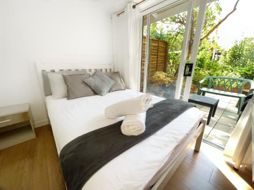East Ham South House | Luxurious House near Excel- Air Conditioning, 9 Beds, 2 Baths, Garden, fast WiFi