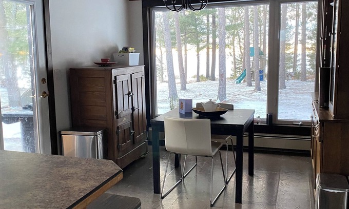 Nipissing Cottage | Luxurious Lake House with Hot Tub - Come and Enjoy and Unwind by Lake Nipissing!