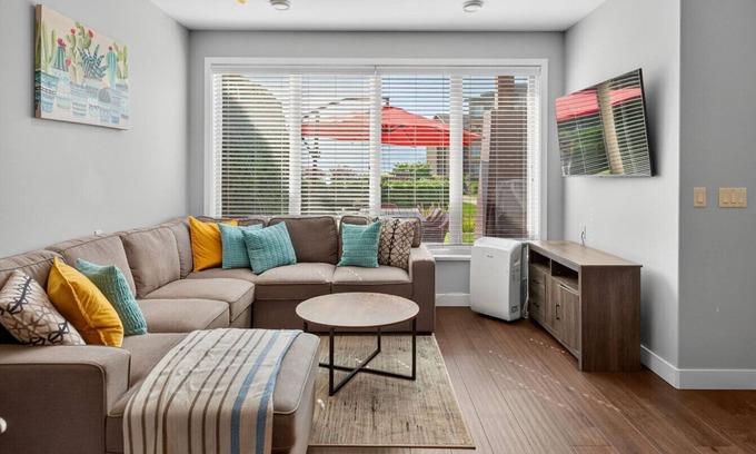 Westbank Condo | Luxurious Lakeside Oasis with Resort Amenities