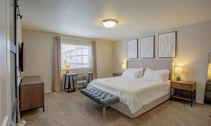 Aurora House | Luxurious Layton:3bds/2.5bath/garage