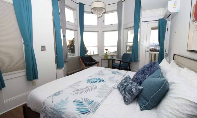 West Queen Anne Hotel | Luxurious Multi-Level Home with Breathtaking Mountain & Water Views - Prime Seattle Location!