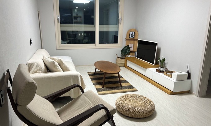 Nam-Gu Apartment | Luxurious, newly built 2-bedroom apartment next to beautiful Taehwa river