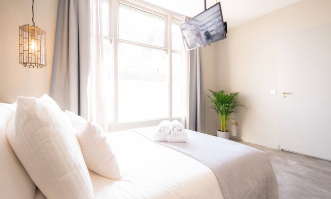 Schiedam Apartment | Luxurious Penthouse 7-Minutes Rotterdam CS Room 3