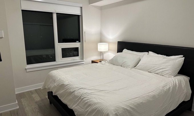 Oakville Condo | Luxurious Upper Oakville 1 -bedroom condo with WiFi, fitness room in