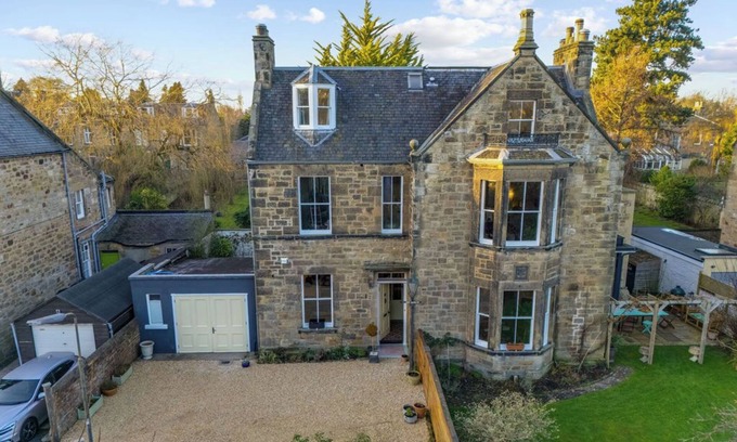 Eskbank House | Luxurious Victorian Villa, Eskbank, Near Edinburgh, Sleeps 10. Parking & Garden